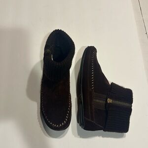 Minnetonka brown suede leather upper sweater knot fold over w zippers on sides